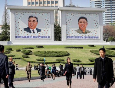 Νέα πρόκληση της Β.Κορέας κατά των ΗΠΑ: Έκαψαν σε εορταστικό βίντεο για την 105η επέτειο την αμερικανική σημαία (φωτό, βίντεο)